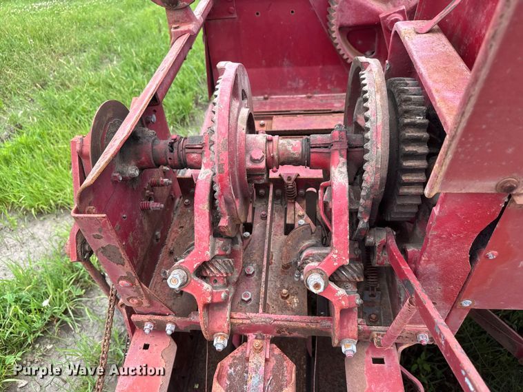 image for item NJ9216 International Harvester 440W small square baler