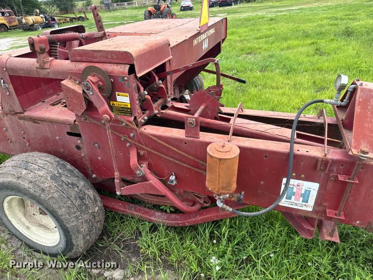 image for item NJ9216 International Harvester 440W small square baler