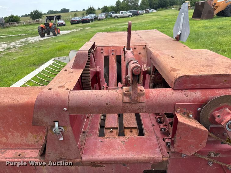 image for item NJ9216 International Harvester 440W small square baler