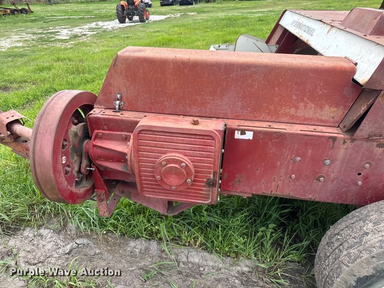 image for item NJ9216 International Harvester 440W small square baler
