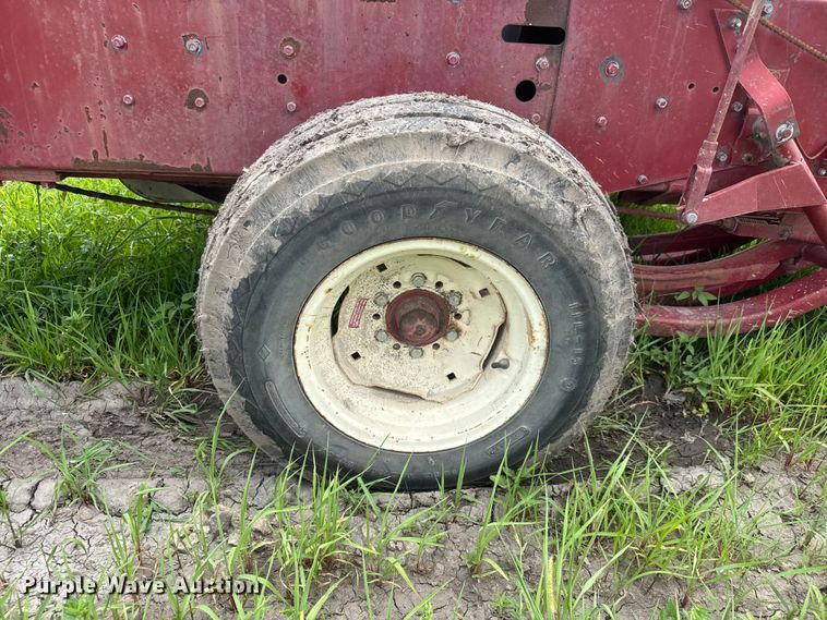 image for item NJ9216 International Harvester 440W small square baler