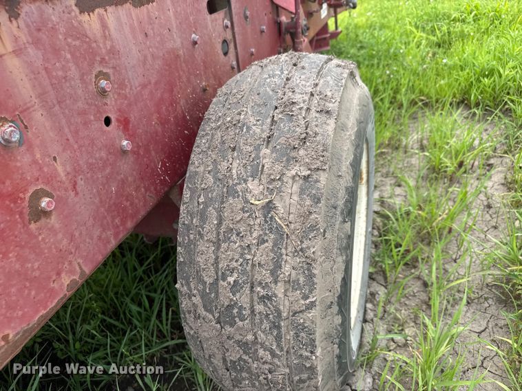 image for item NJ9216 International Harvester 440W small square baler