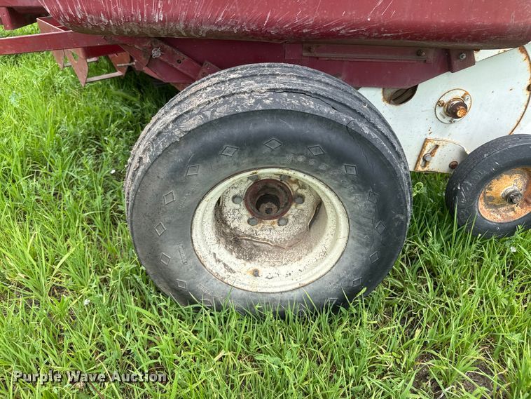 image for item NJ9216 International Harvester 440W small square baler