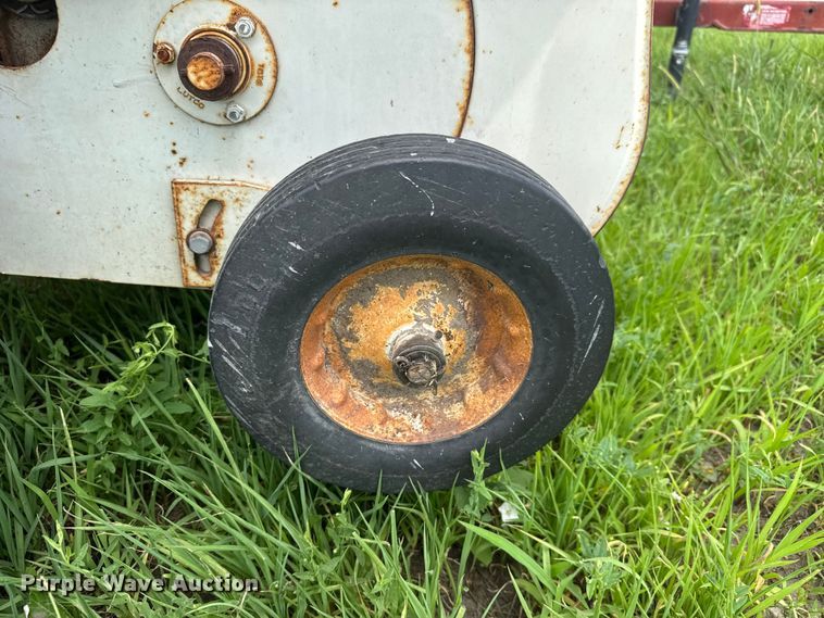image for item NJ9216 International Harvester 440W small square baler