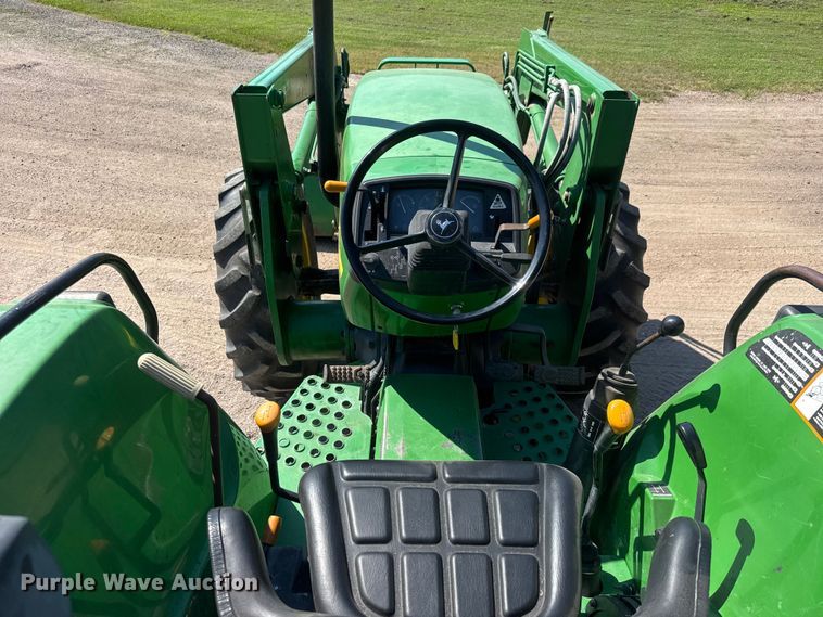 image for item NJ9231 1999 John Deere 5510 MFWD tractor