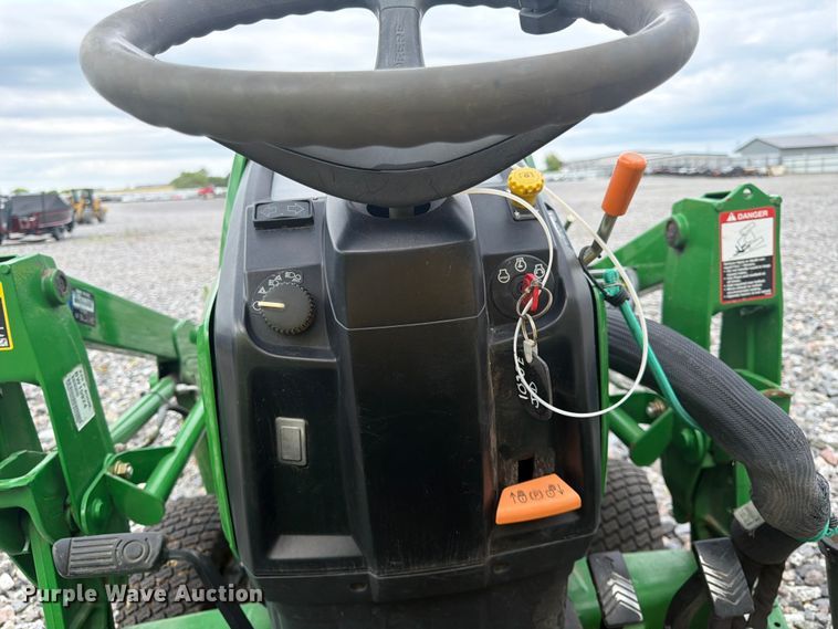 image for item YA3913 2014 John Deere 1023E MFWD tractor