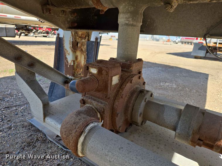image for item DP8930 2005 Beall BAST-95-4-DC tank trailer