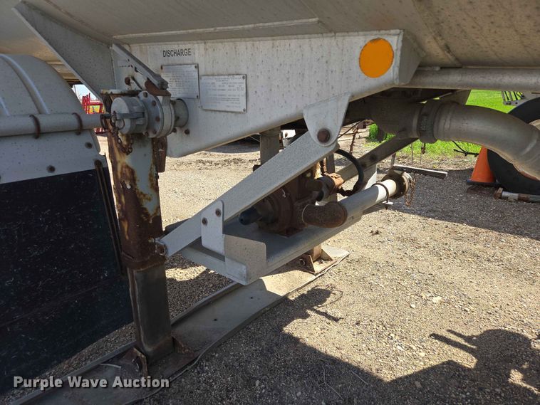 image for item DP8930 2005 Beall BAST-95-4-DC tank trailer