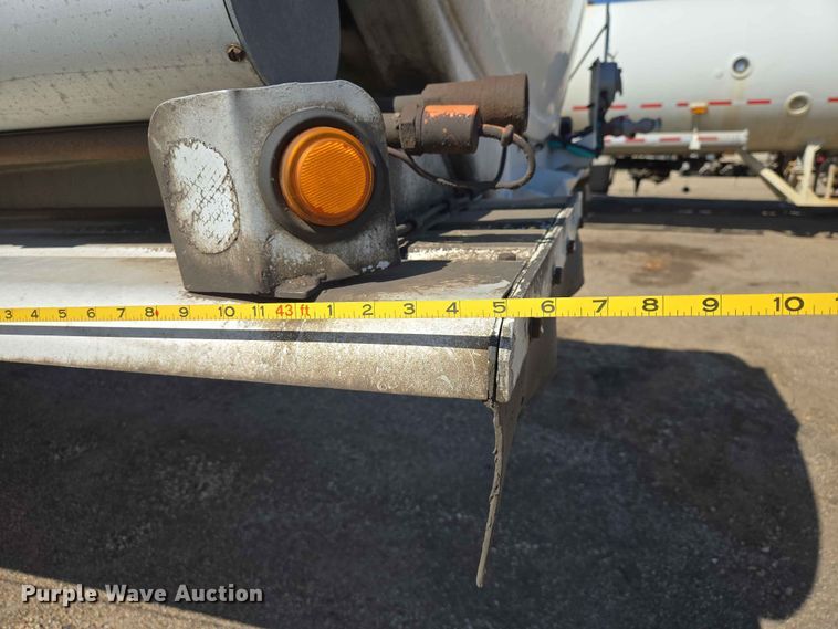 image for item DP8930 2005 Beall BAST-95-4-DC tank trailer