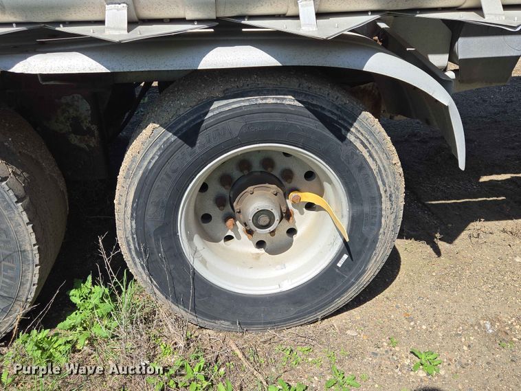 image for item DP8930 2005 Beall BAST-95-4-DC tank trailer