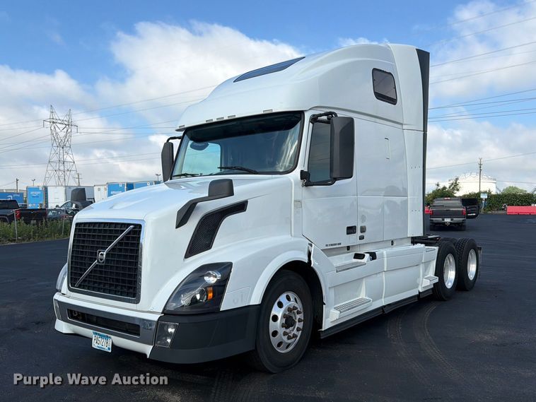 image for item DQ7892 2015 Volvo VN semi truck