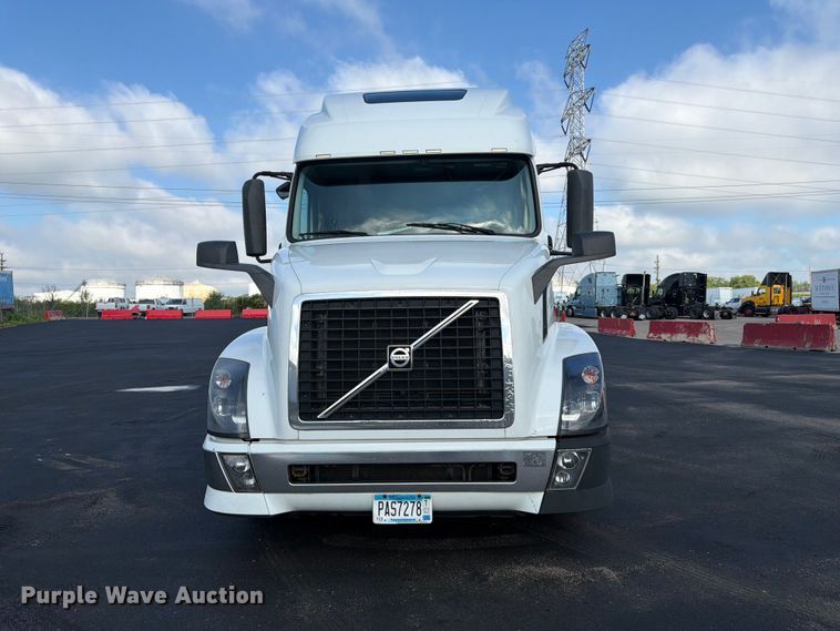 image for item DQ7892 2015 Volvo VN semi truck