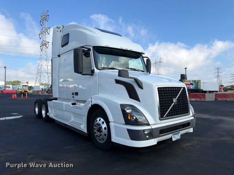image for item DQ7892 2015 Volvo VN semi truck