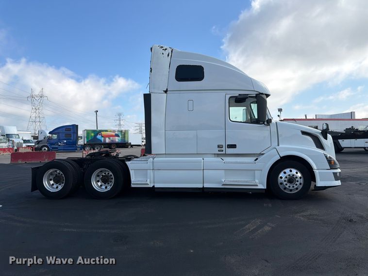 image for item DQ7892 2015 Volvo VN semi truck