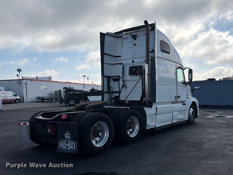 image for item DQ7892 2015 Volvo VN semi truck