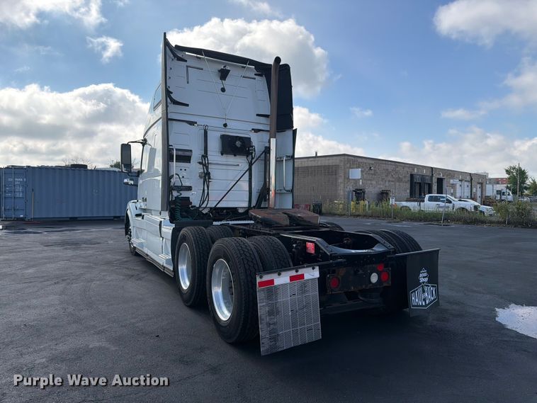 image for item DQ7892 2015 Volvo VN semi truck
