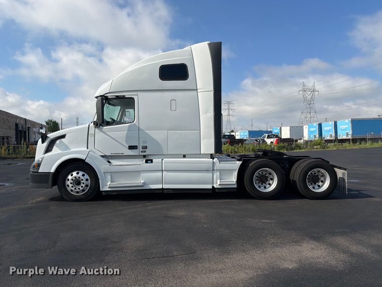 image for item DQ7892 2015 Volvo VN semi truck