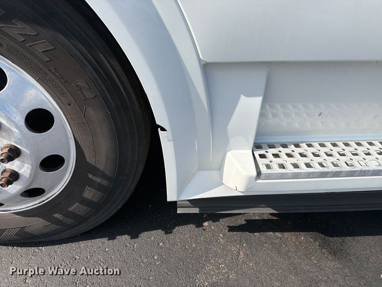 image for item DQ7892 2015 Volvo VN semi truck