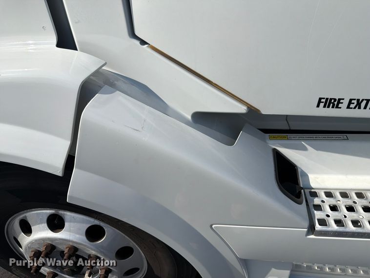 image for item DQ7892 2015 Volvo VN semi truck