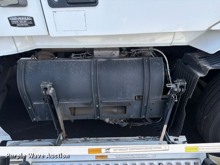 image for item DQ7892 2015 Volvo VN semi truck