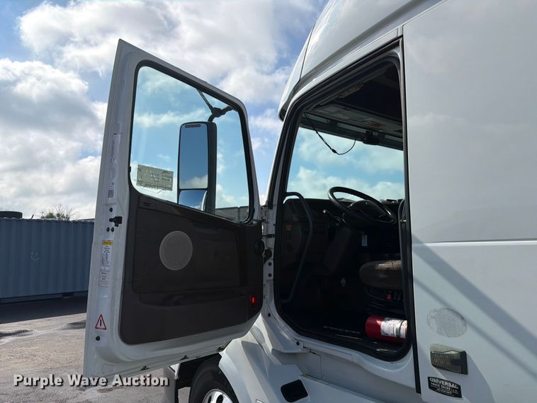 image for item DQ7892 2015 Volvo VN semi truck