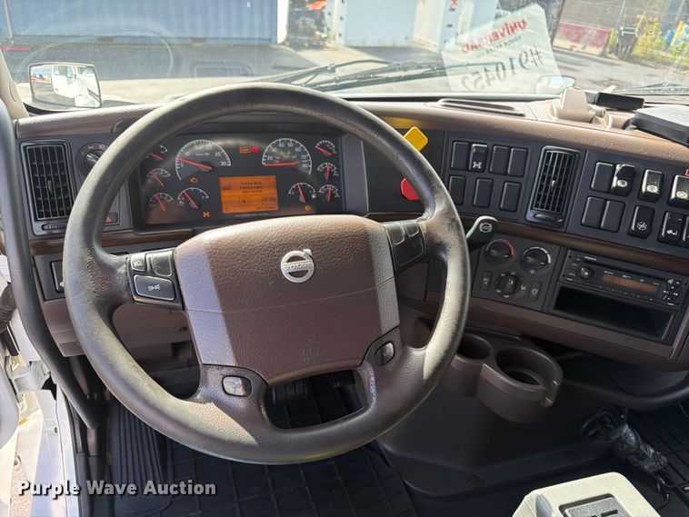 image for item DQ7892 2015 Volvo VN semi truck