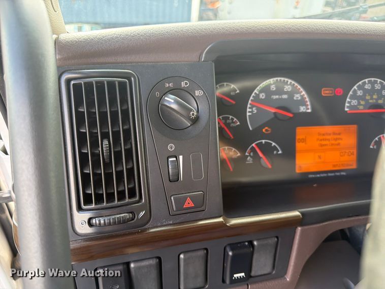image for item DQ7892 2015 Volvo VN semi truck