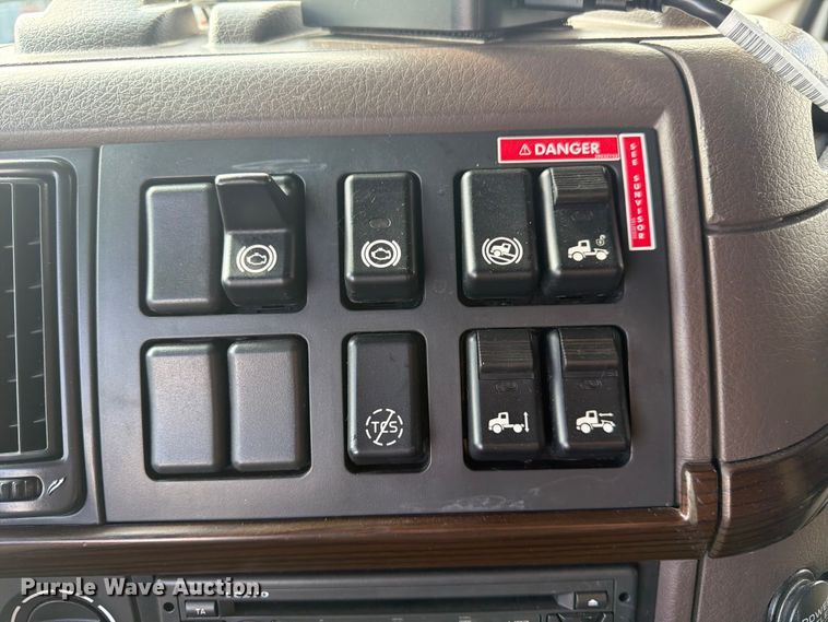 image for item DQ7892 2015 Volvo VN semi truck