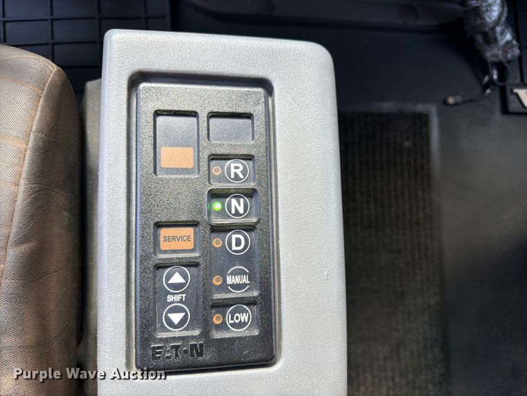 image for item DQ7892 2015 Volvo VN semi truck