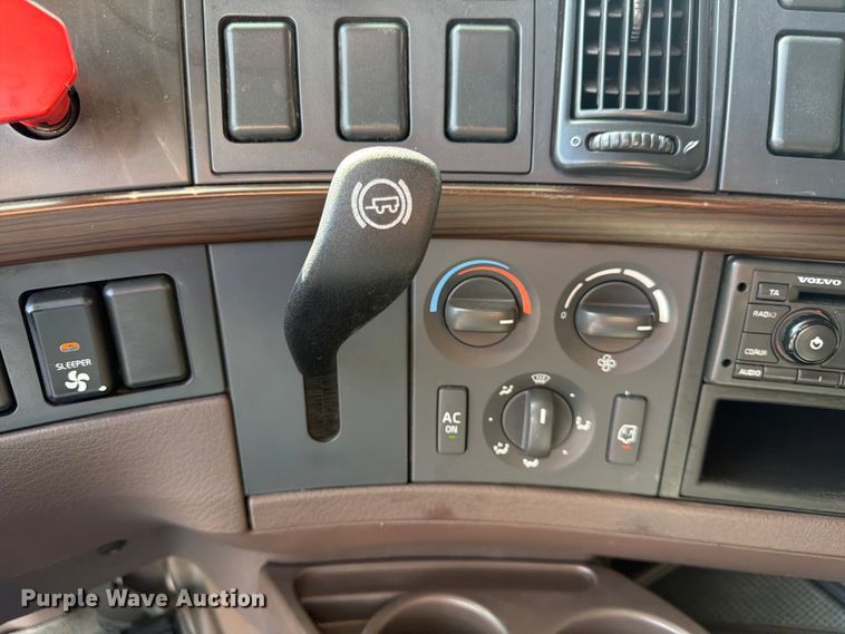 image for item DQ7892 2015 Volvo VN semi truck