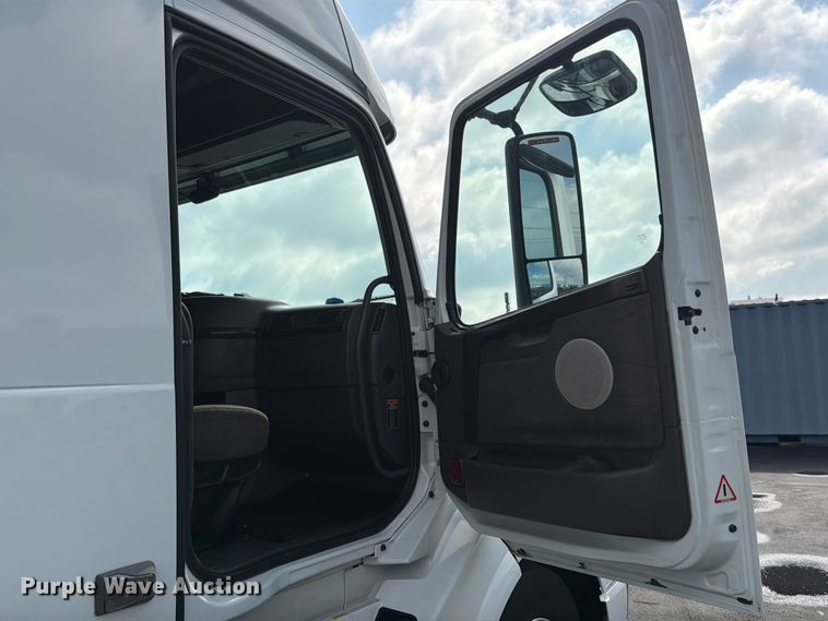 image for item DQ7892 2015 Volvo VN semi truck