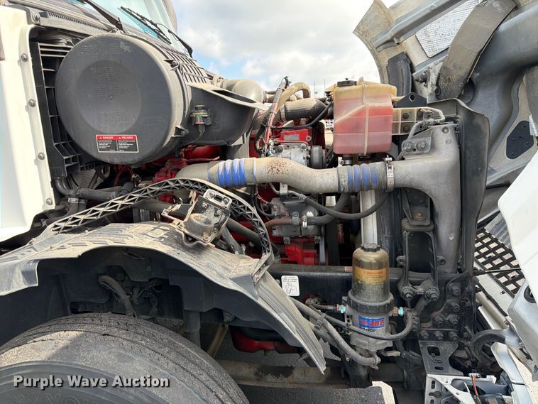 image for item DQ7892 2015 Volvo VN semi truck
