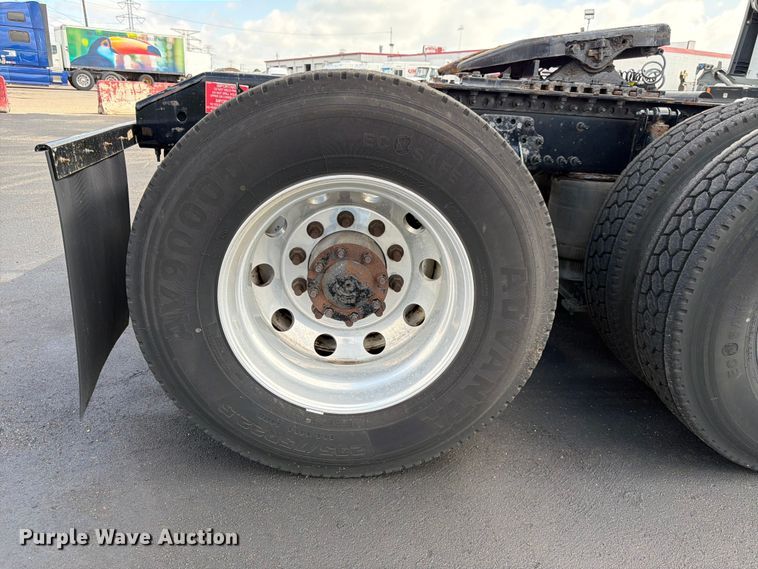 image for item DQ7892 2015 Volvo VN semi truck