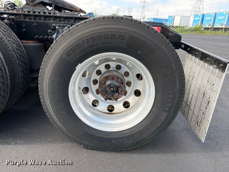 image for item DQ7892 2015 Volvo VN semi truck