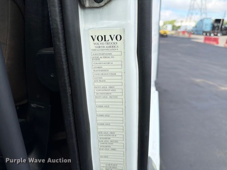 image for item DQ7892 2015 Volvo VN semi truck