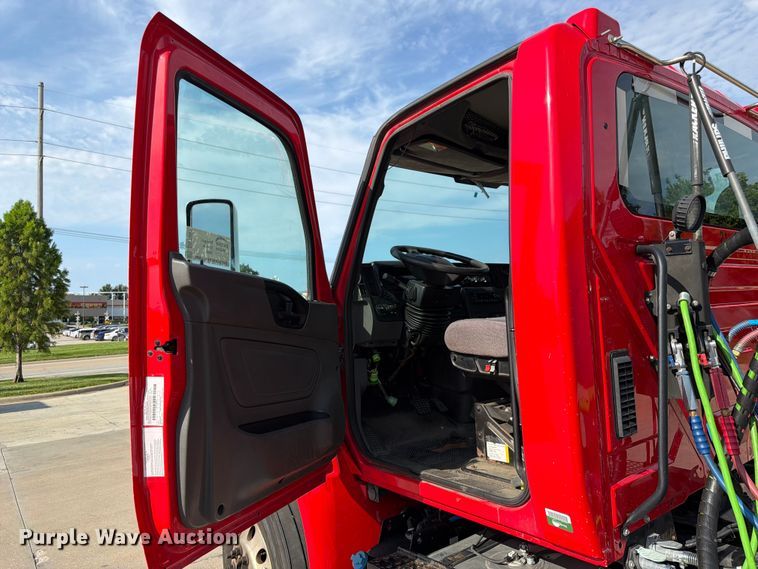 image for item DQ7951 2020 International MV607 semi truck