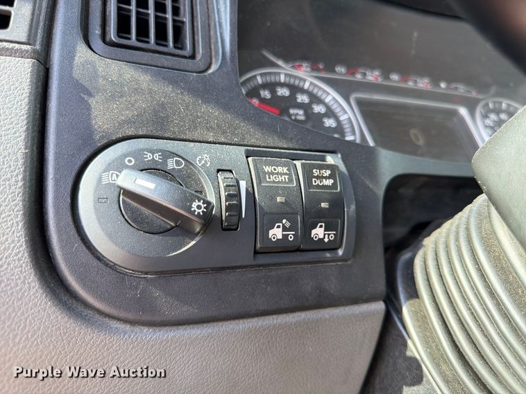 image for item DQ7951 2020 International MV607 semi truck