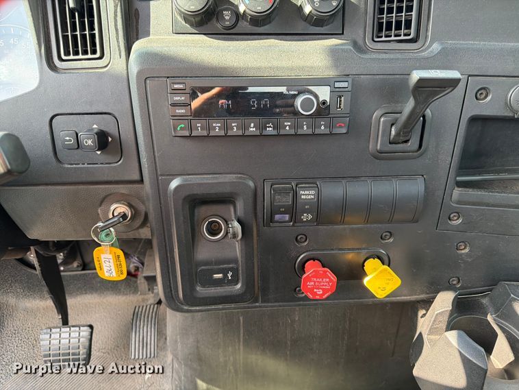 image for item DQ7951 2020 International MV607 semi truck