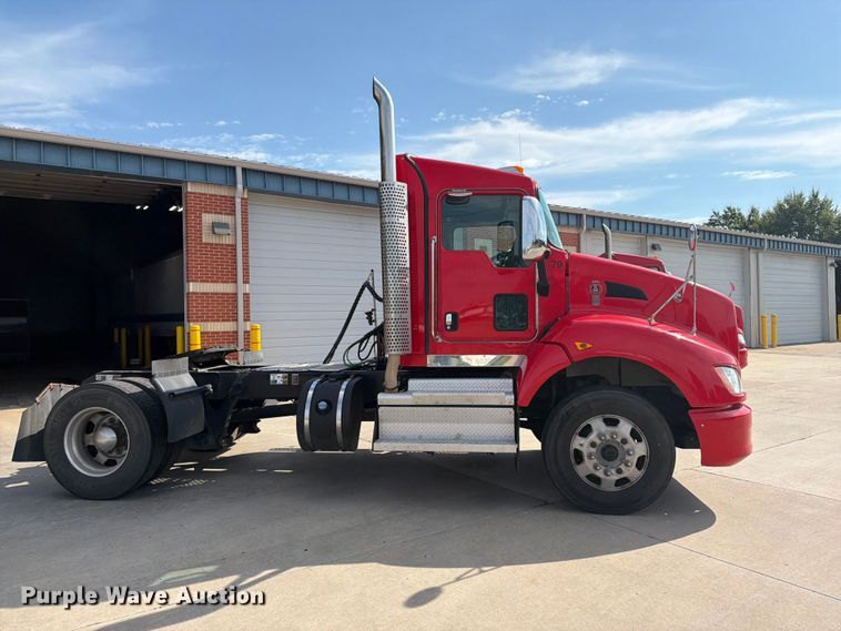 image for item DQ7952 2018 Kenworth T4 semi truck