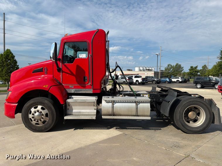 image for item DQ7952 2018 Kenworth T4 semi truck
