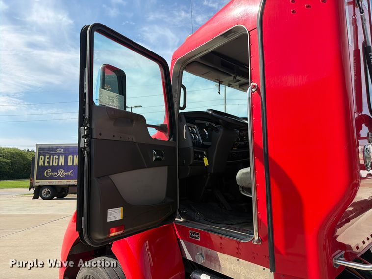 image for item DQ7952 2018 Kenworth T4 semi truck