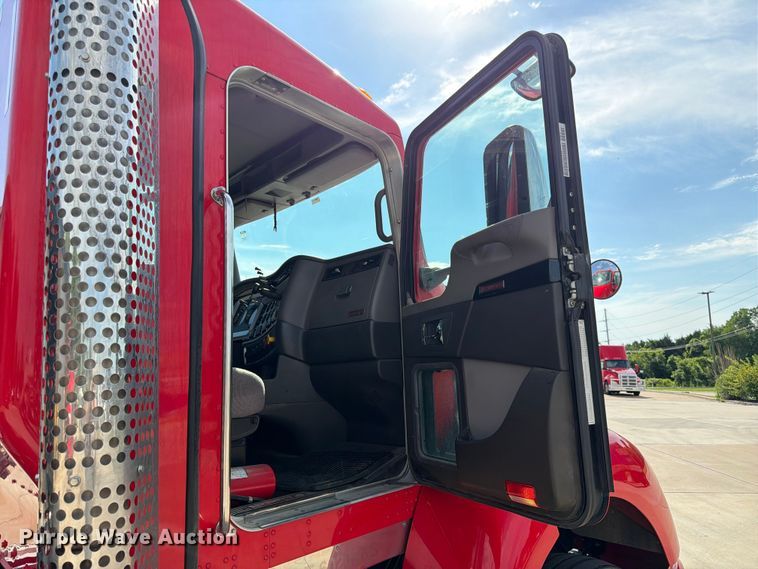 image for item DQ7952 2018 Kenworth T4 semi truck
