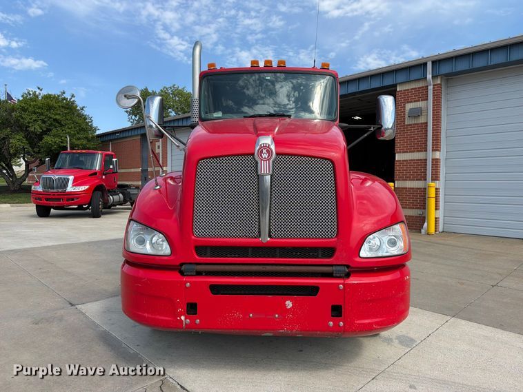 image for item DQ7953 2016 Kenworth T4 semi truck