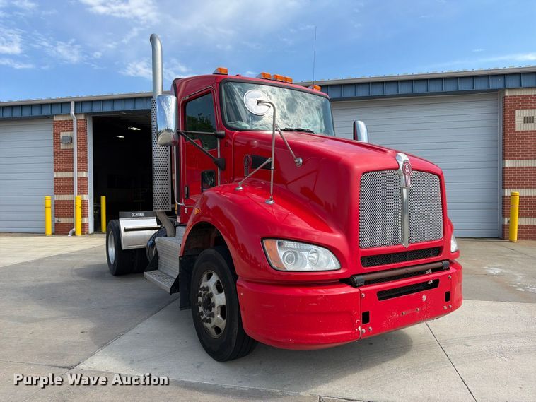 image for item DQ7953 2016 Kenworth T4 semi truck