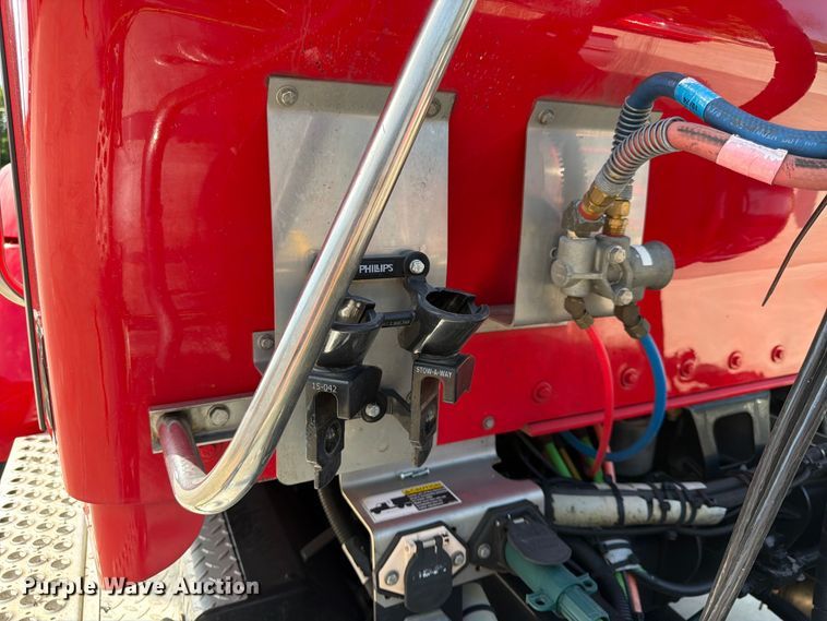 image for item DQ7953 2016 Kenworth T4 semi truck