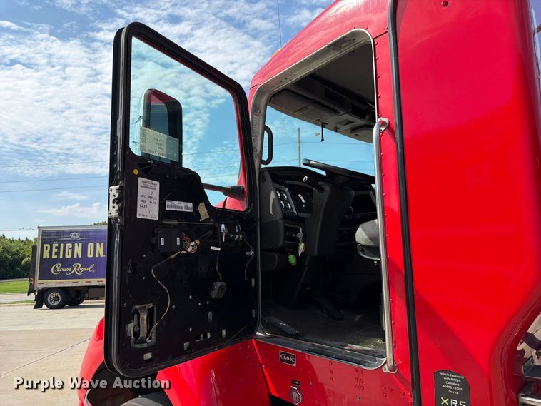 image for item DQ7953 2016 Kenworth T4 semi truck