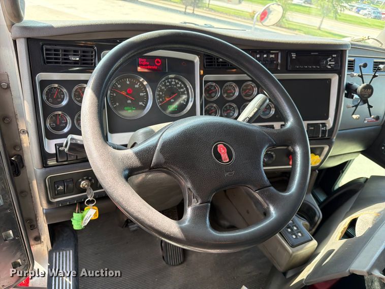 image for item DQ7953 2016 Kenworth T4 semi truck