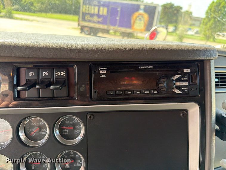 image for item DQ7953 2016 Kenworth T4 semi truck