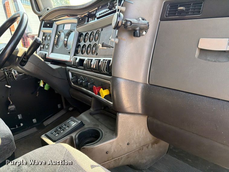 image for item DQ7953 2016 Kenworth T4 semi truck