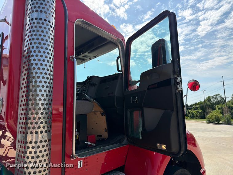 image for item DQ7953 2016 Kenworth T4 semi truck